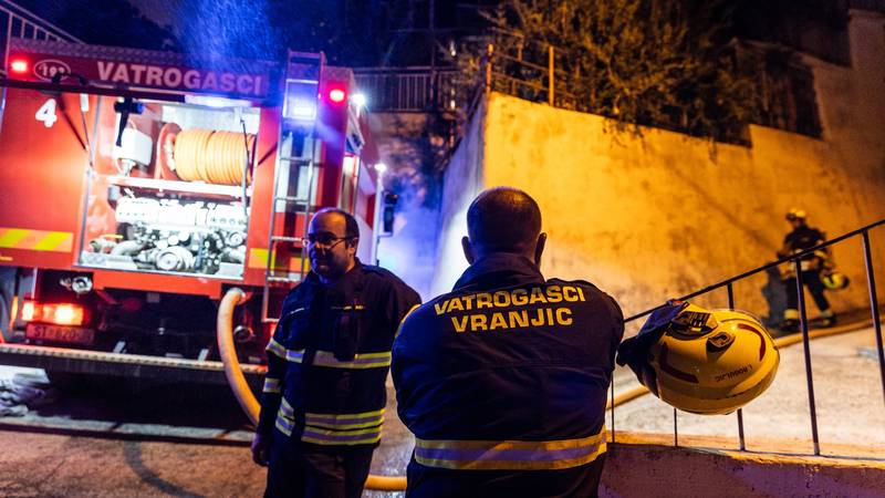 FOTO Ovako je izgledala borba s vatrenom stihijom u Solinu: Požar se probio i između kuća!