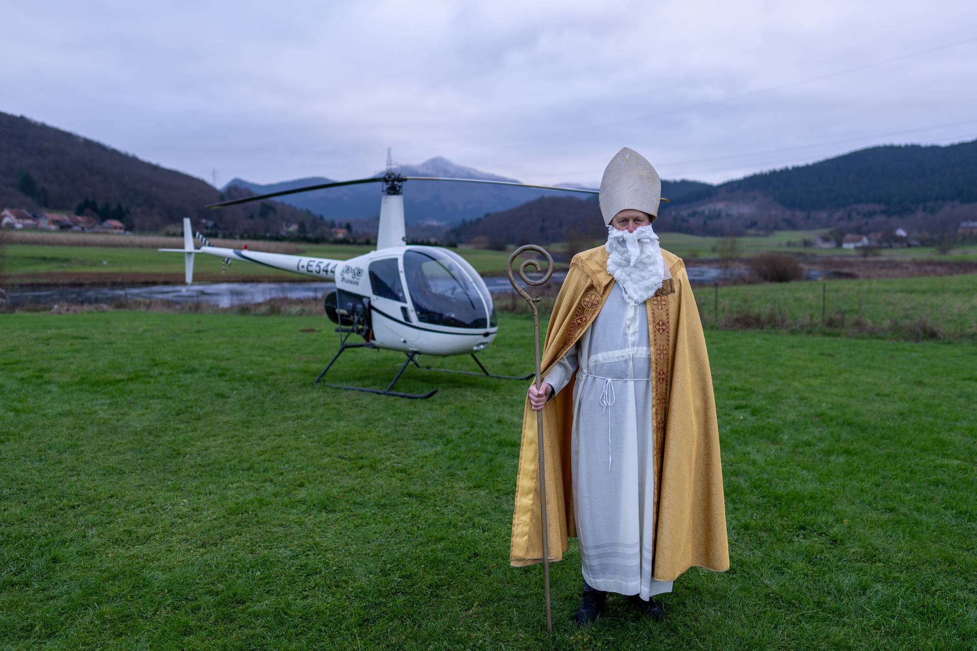 Otočac: Sveti Nikola sletio helikopterom te podijelio poklone štićenicima doma za starije i nemoćne Dujmović