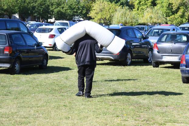 Koprivnica: Velika gužva na buvljaku koji je privukao pažnji brojnih prodavača i još više kupaca