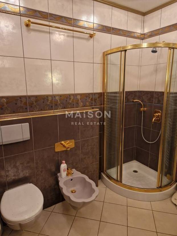 FOTO U Hrvatskoj se prodaje vila: Zlatna tuš kabina. Versace. I malo Valentina. Cijena? Sitnica