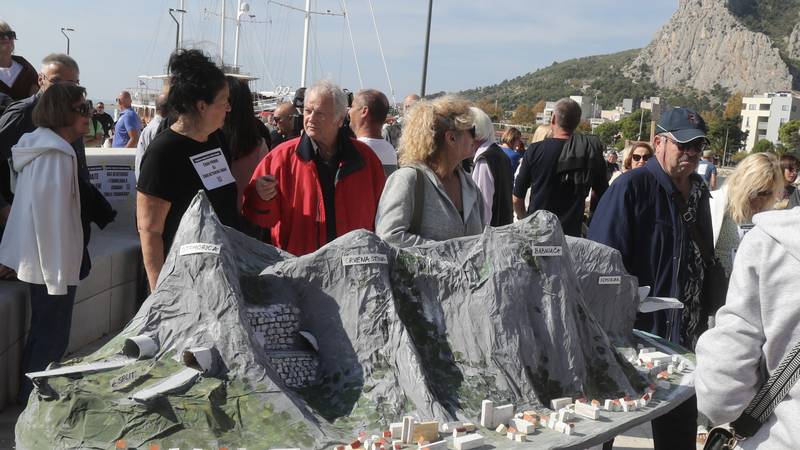 Omišani protestirali proti gradnji obvoznice Dugi Rat-Omiš