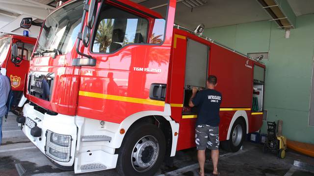 OmiÅ¡: Vlada RH donirala dva vatrogasna vozila DVD-u nakon Å¡to su njihova izgorjela u poÅ¾aru