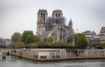 Parižani na uskrsnoj misi mole za brzu obnovu Notre-Damea