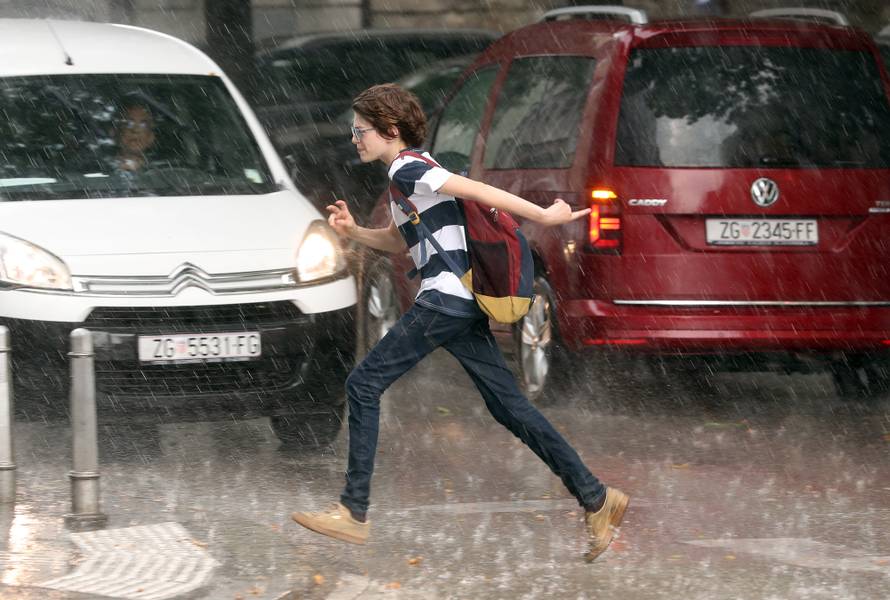 Zagrepčane iznenadio pljusak, tuča i grmljavina poharali Pulu