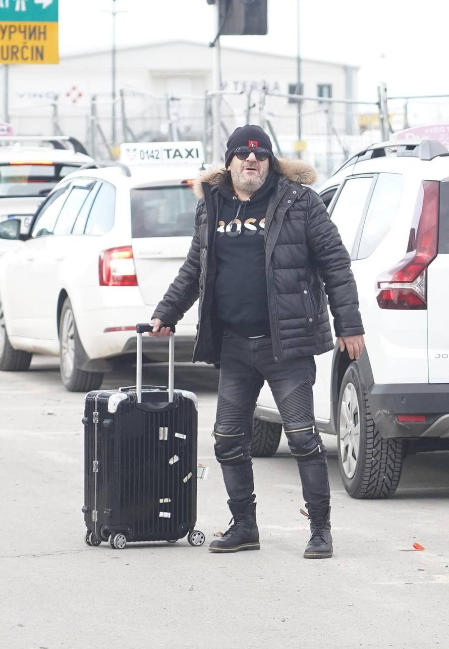 Pjevač Aco Lukas na beogradskom aerodromu Nikola Tesla