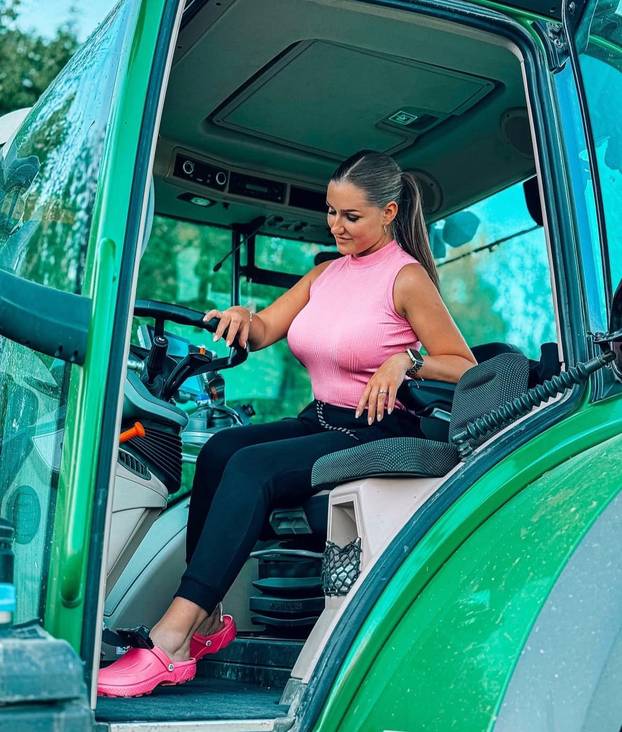 FOTO Vruća farmerica: Vozim traktor i radim teške poslove, ali uvijek u top kombinacijama