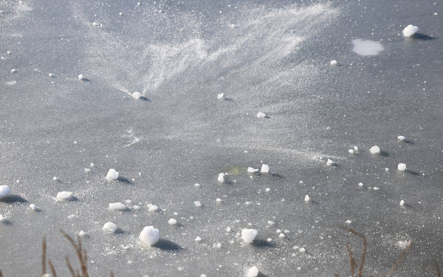 Zagreb: Sunčani ali prohladni dan na jezeru Jarun