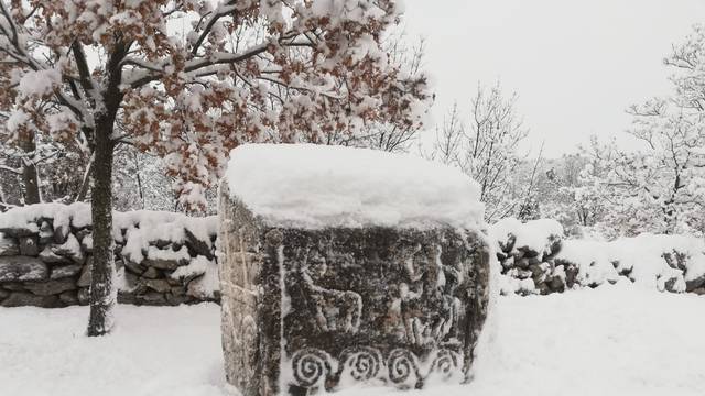 Dalmacija zametena: Snijeg u Zagori, zabijelili se Brač i Šolta