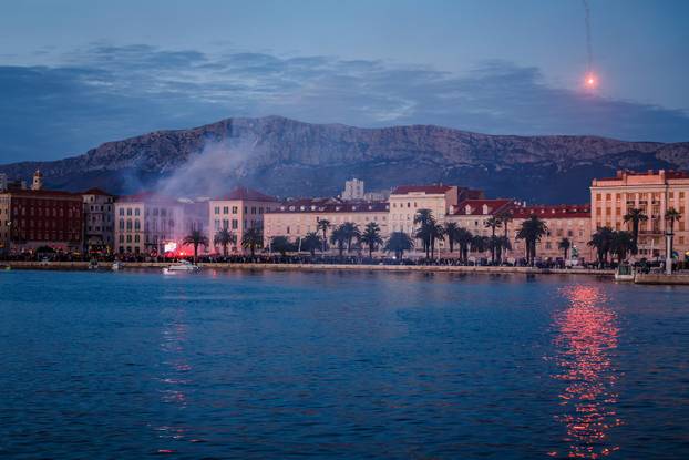 Split: Pogled na rivu i okupljene navijače u iščekivanju Vatrenih
