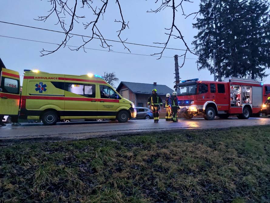 FOTO Dvoje ozlijeđenih u sudaru automobila kraj Siska