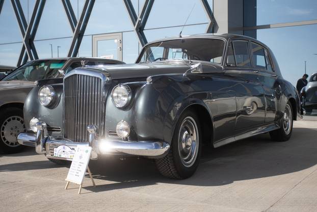 Osijek: Izložba oldtimer vozila ispred Gospodarskog centra