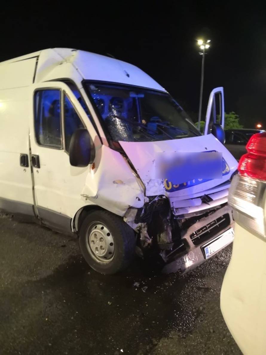 Krijumčario je kombi pun ljudi, zabio se u blokadu na Lučkom