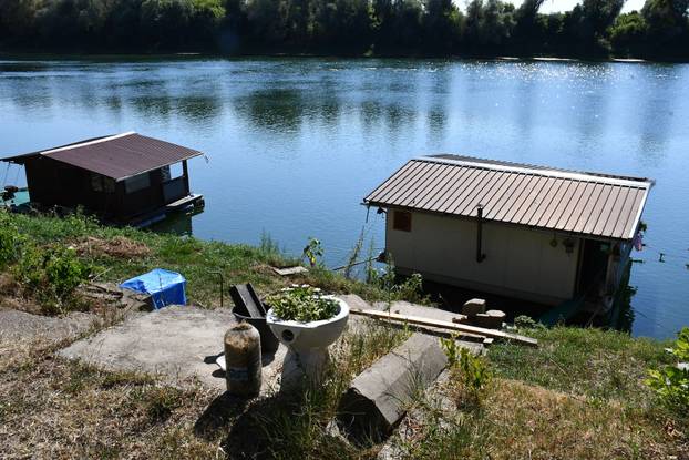 Slavonski Brod: Splavarska ulica jedinstvena je u Hrvatskoj, uz Savu se niže stotinjak splavova
