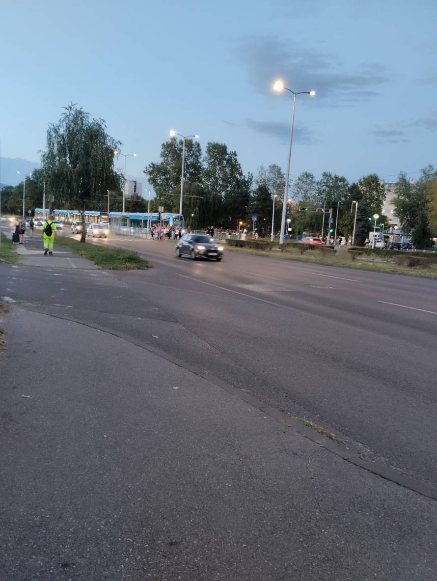 VIDEO Jel' moguće? Završila na krovu na tračnicama u Zagrebu. Evo koliko je promila napuhala!