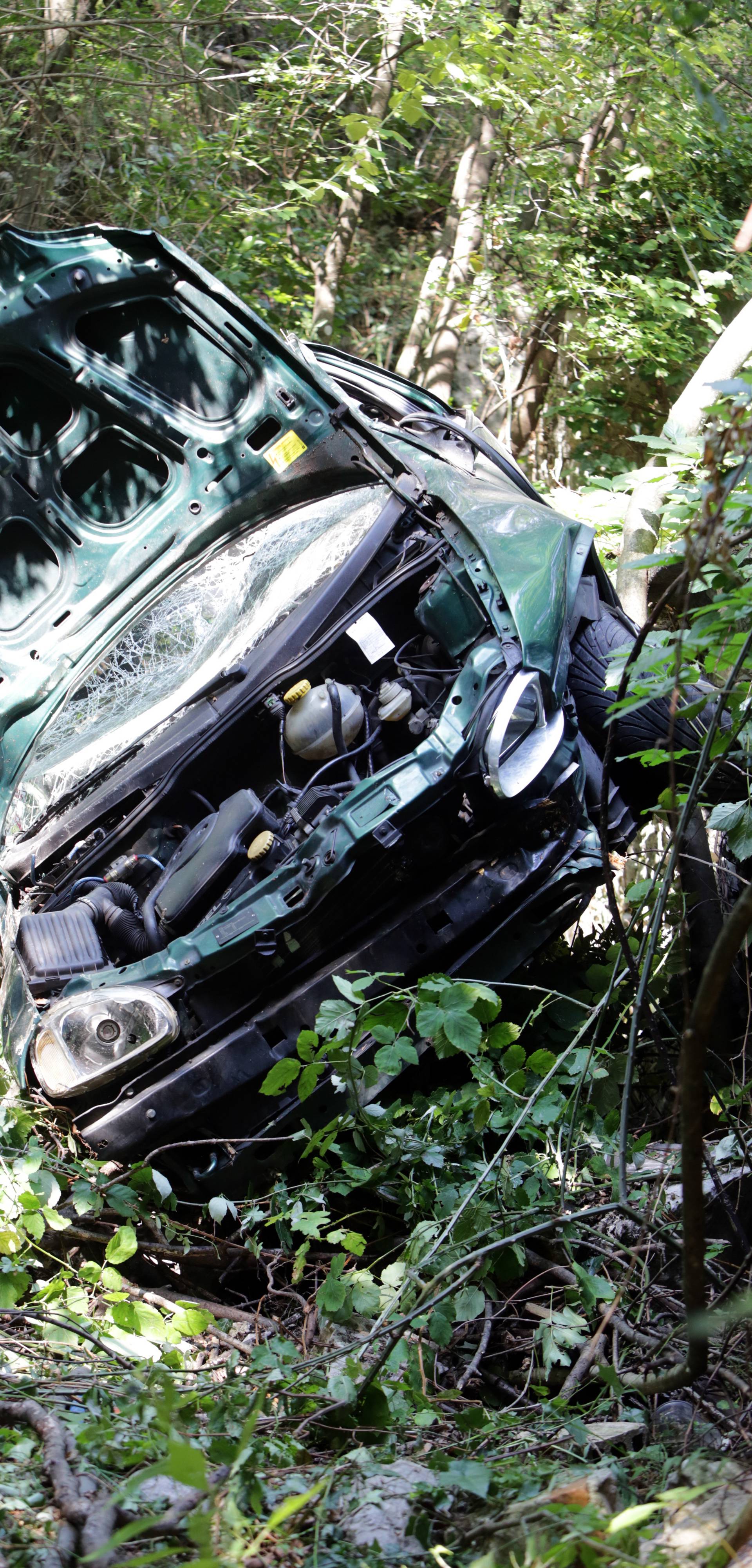 Ostala samo hrpa metala: Auto je udarao u kamenje i drveće