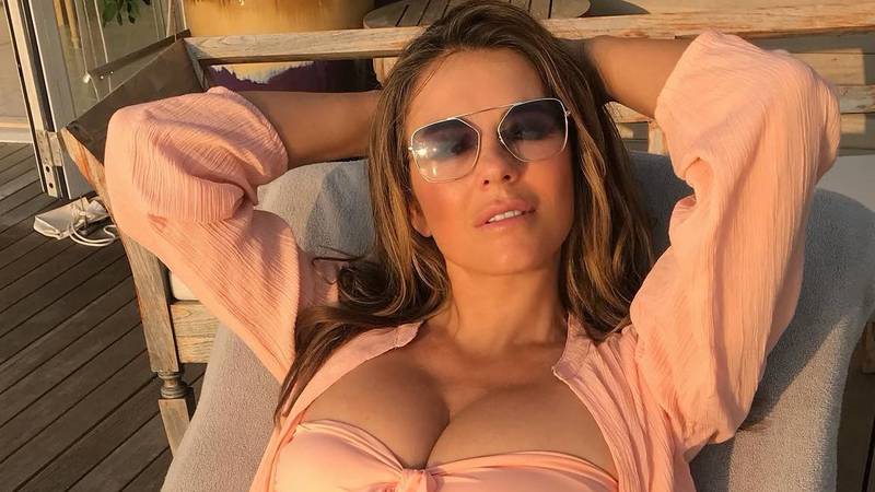 FOTO Liz Hurley izgleda upola mlađe! Glumica (61) pokazala kako joj pristaje maleni badić
