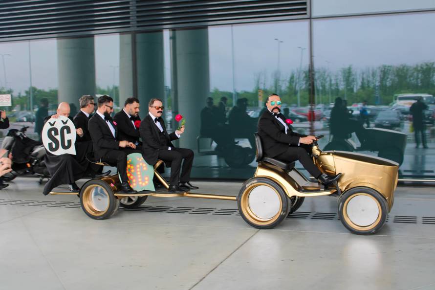 Letovci su rezali tortu i prskali se ŠČampanjcem: Hvala, Rijeko!