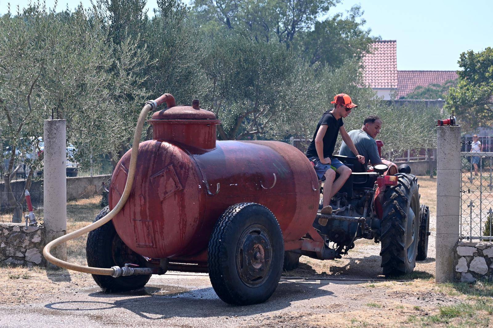 Kod Benkovca se rasplamsao požar uz autocestu i ide prema kućama