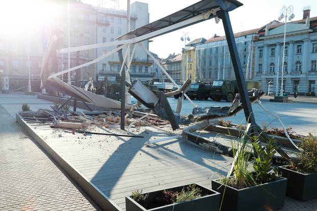 Zagreb: Vojska na Trgu bana Jelačića sanira štetu od potresa