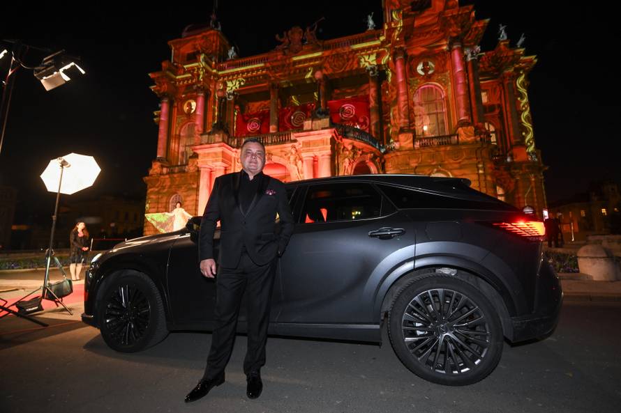 Zagreb: Dolazak uzvanika na dodjelu medijske nagrade "Večernjakova ruža" u Hrvatskom narodnom kazalištu