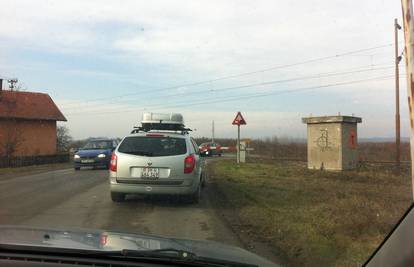 Igraju se životom: Vozači na pruzi obilazili spuštene rampe