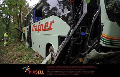 Autobus pun djece sletio je s ceste, a njih 14 se ozlijedilo