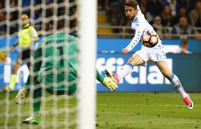 Napoli je ponudio šansu Juveu, odigrao tek 1-1 kod Sassuola...