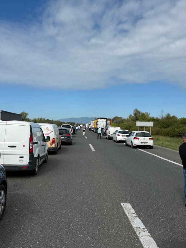 FOTO I VIDEO Galerija užasa kod Rugvice. Vatrogasci spašavali vozača, HAK: Kolona je 6 km