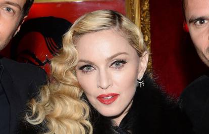Madonna je kolabirala na bini dok je odavala počast Bowieju 