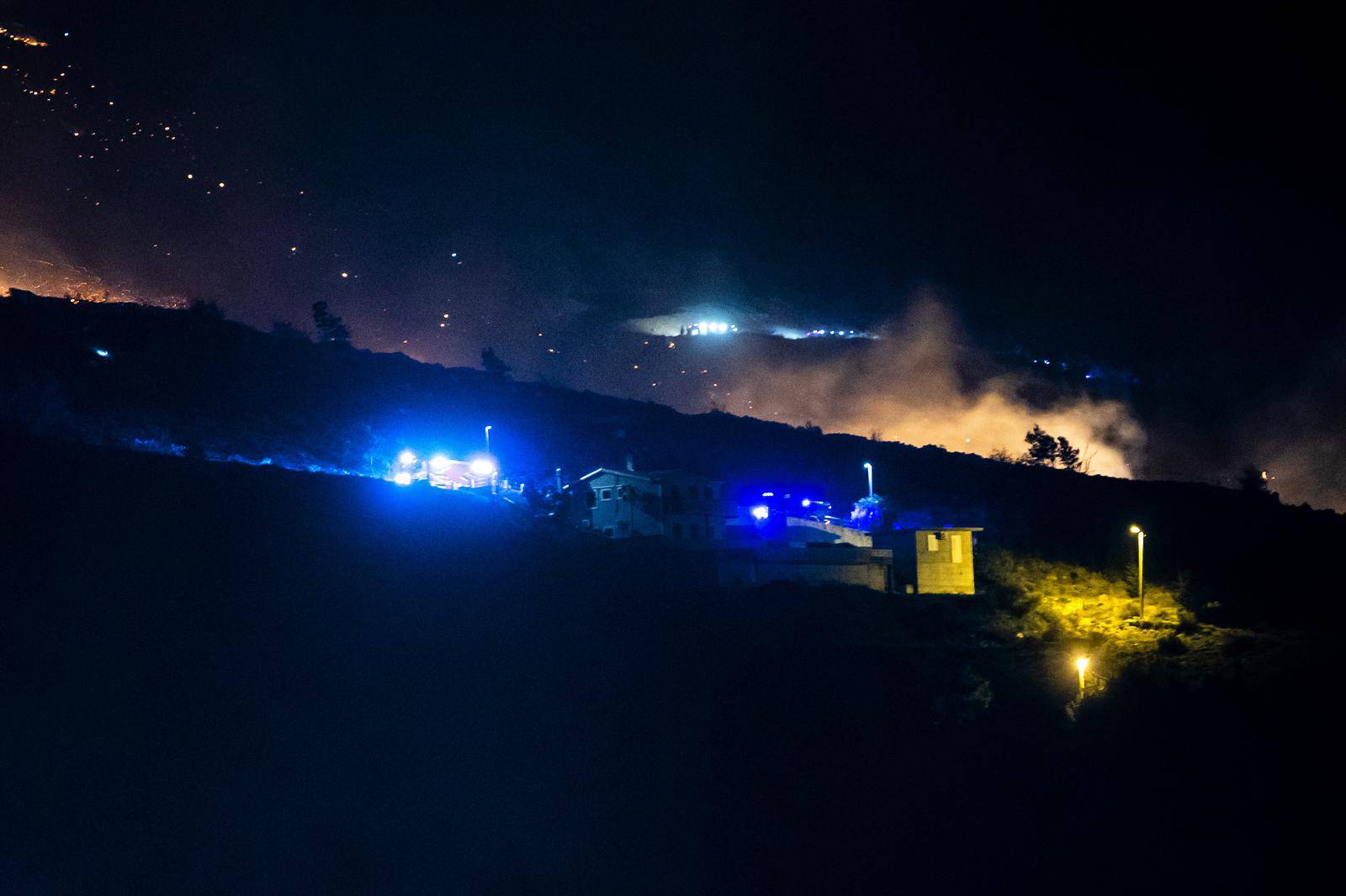 Velik požar planuo je u Lokvi Rogoznici te se širi nošen jakom burom