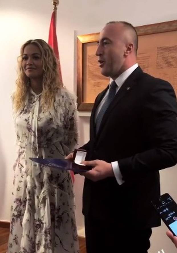 Rita Ora pjevala u pripijenom trikou: 'Ponosna sam Albanka'