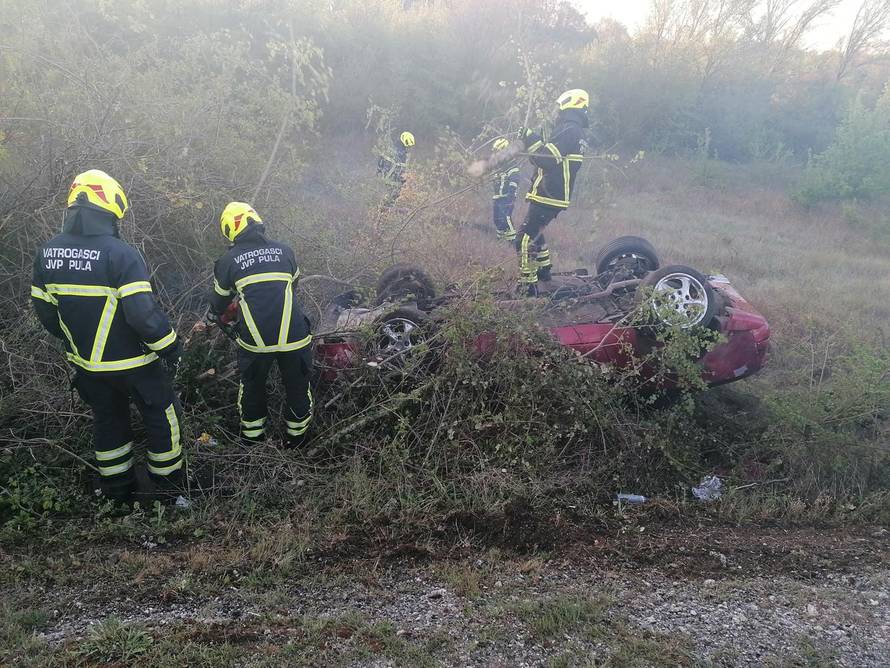 Automobil sletio s ceste u Istri: Na teren izašli vatrogasci