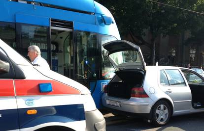 Tramvaj naletio na automobil u Zagrebu, ozlijeđen je muškarac