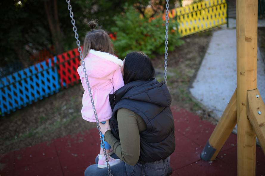 24SATA Zagreb: Reportaža s maloljetnim majkama koje žive u Nazorovoj s bebama