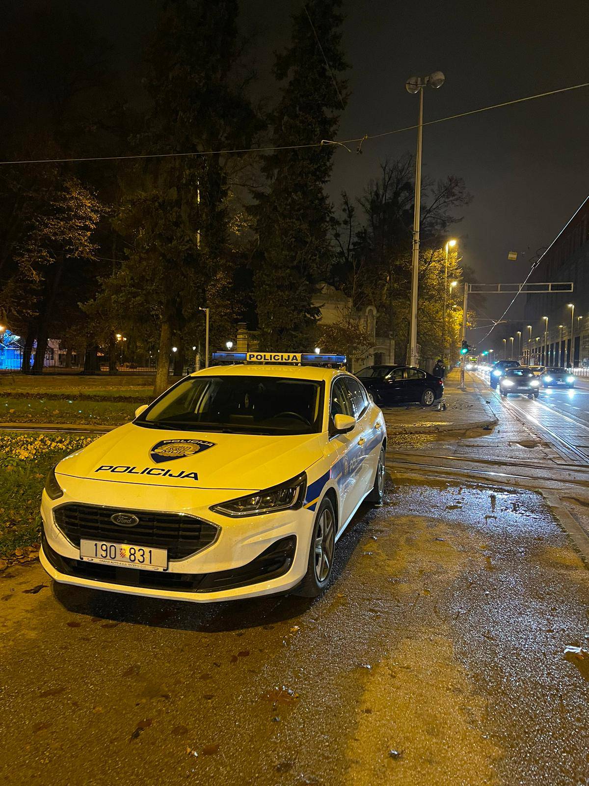 FOTO Užas u Zagrebu: BMW-om se zabio u stup, auto smrskan. Dvoje ljudi završilo je u bolnici