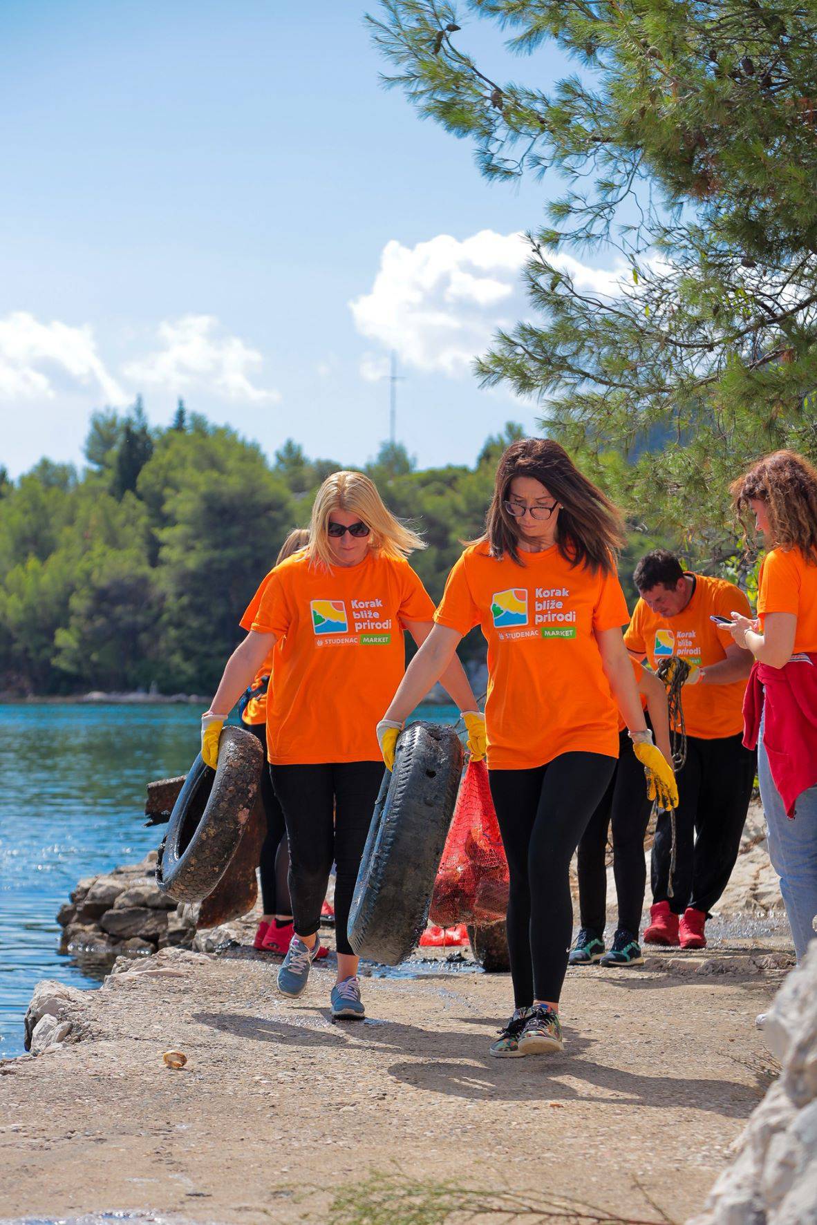 Studenac i ronioci iz Ploča uklonili više od 10 kubika otpada s dna plaže Portina