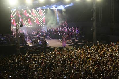 FOTO Veliki koncert Leta 3 na ŠČalati: Zlatni traktor zasjao na pozornici, okupilo se mnoštvo