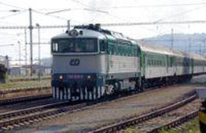 Zagreb: Mladić spavao uz prugu pa ga udario vlak