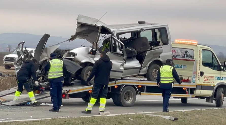 UZNEMIRUJUĆE Prve fotografije užasa u Vojvodini: Kombijem se zabio u valjak. Četvero mrtvih!