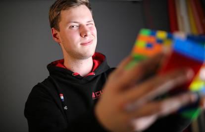 David je hrvatski rekorder u slaganju Rubikove kocke, složi je za samo 5,55 sekundi