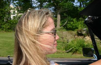 Lepršave frizure su česta prepreka ženama u vožnji