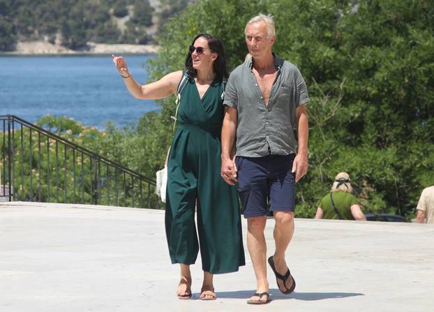 Šibenik: Po najve?oj temperaturi turisti razgledavaju ljepote grada