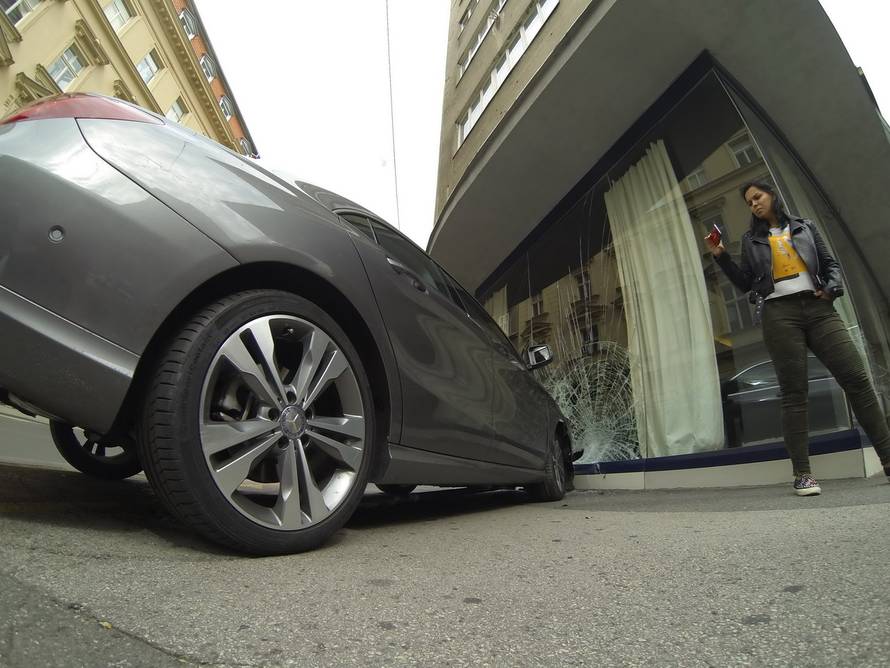 Autom u izlog: 'Pokosila bi me da sam krenula sekundu ranije'