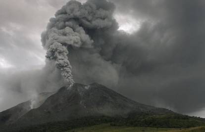 Erupcija vulkana na otoku Sumatri: Dvoje ljudi umrlo
