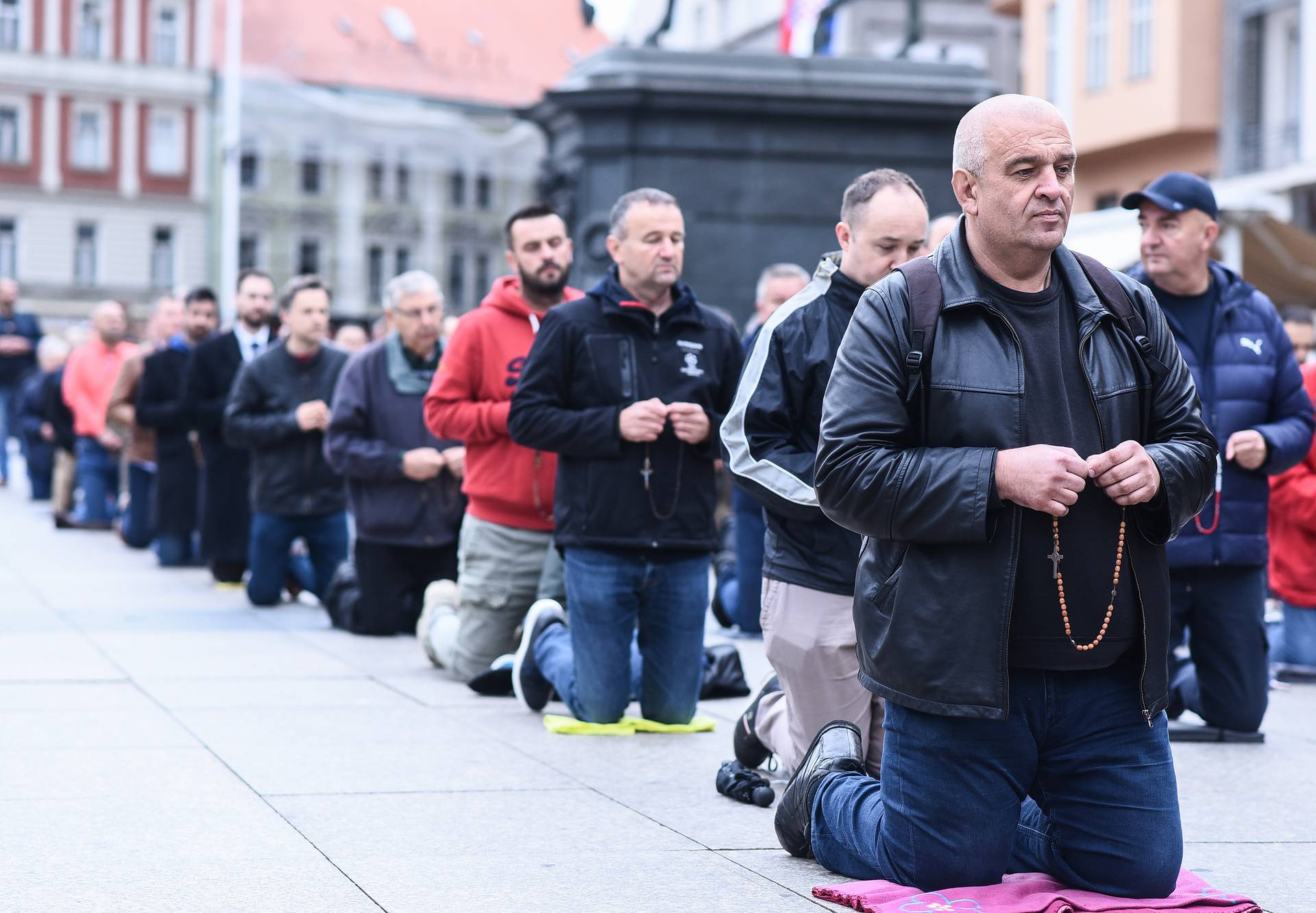 Molitva krunice na glavnom zagrebačkom trgu 