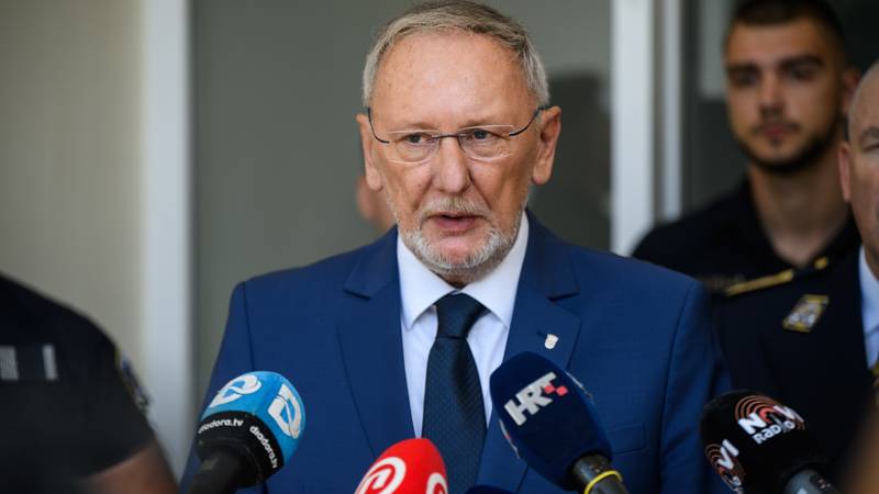 Hrvaški luki Reka in Ploče zasegli skoraj osem ton drog, minister Božinović poudarja pomen varnih pristanišč