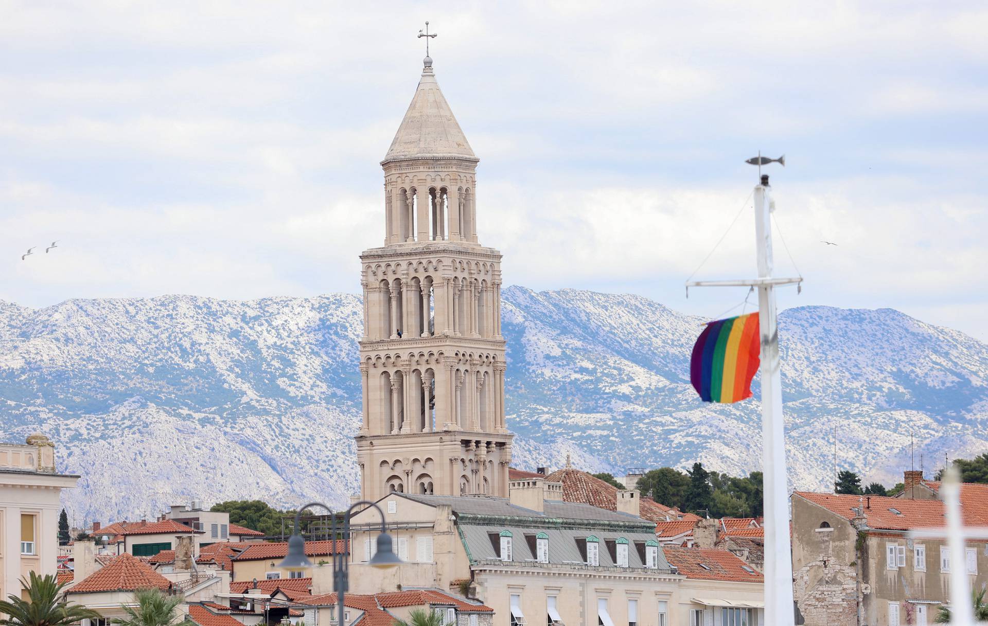 Split: Pride zastava izvješena na rivi