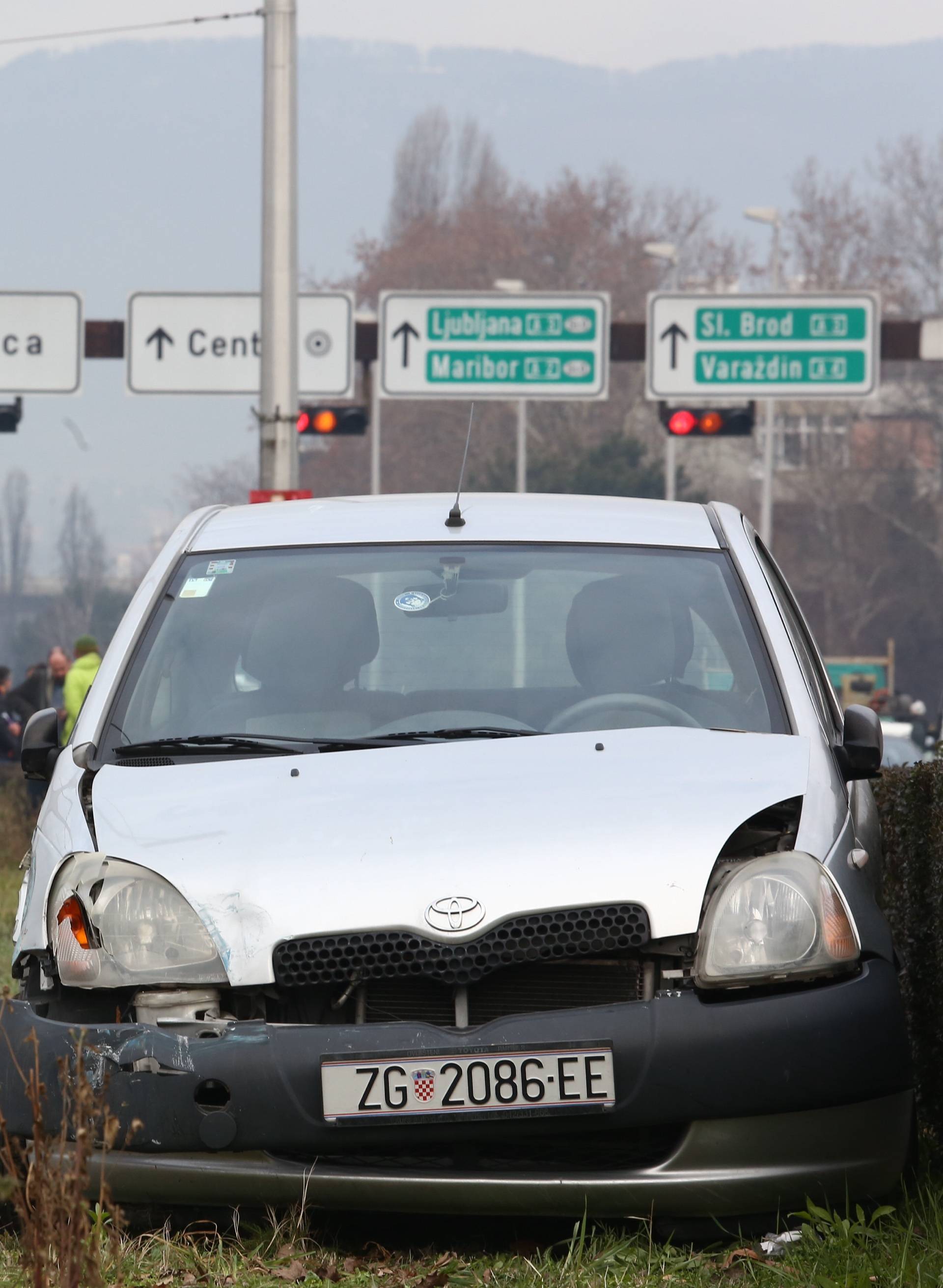 Auto se sudario s kamionom pa odletio i zabio se u tramvaj