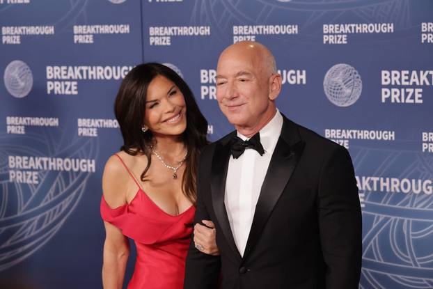 Lauren Sanchez, Jeff Bezos attend the 11th Breakthrough Prize Ceremony at Barker Hangar on April 05, 2025 in Santa Monica, California. Photo: CraSH/imageSPACE