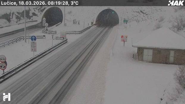 FOTO Snijeg zatrpao autocestu Zagreb - Rijeka: U Delnicama zaustavljaju vozače bez opreme